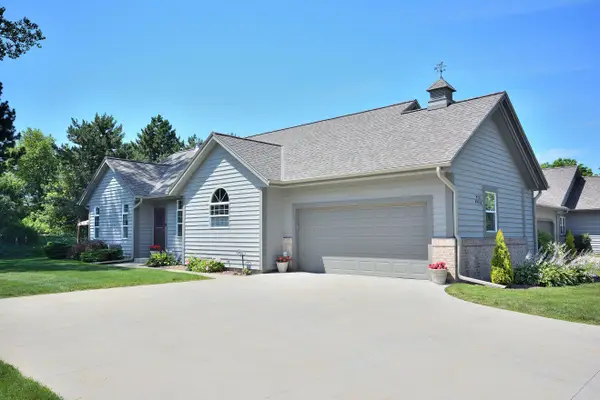 W232N3011 Emerald Ln, Pewaukee, WI 53072
