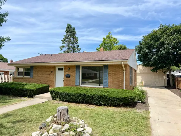 1010 Shorecrest Dr, Racine, WI 53402