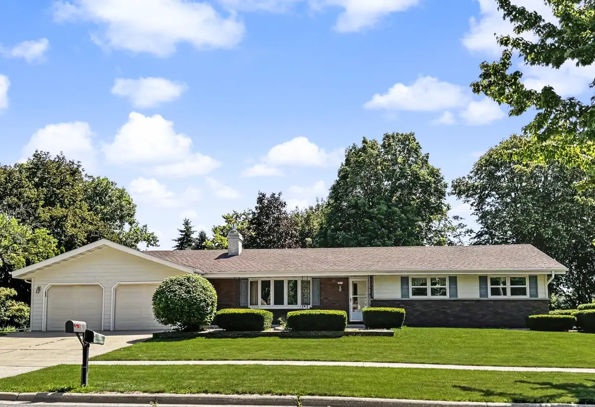 1075 S Silverbrook Dr, West Bend, WI 53095 - #1
