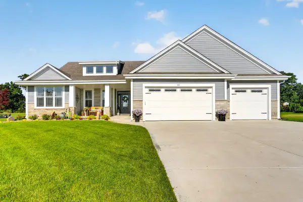 801 Brockway Dr, Mukwonago, WI 53149