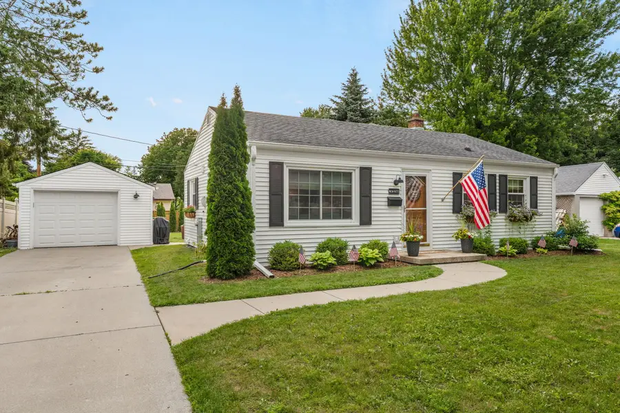 W59N777 Highwood Dr, Cedarburg, WI 53012 - #2