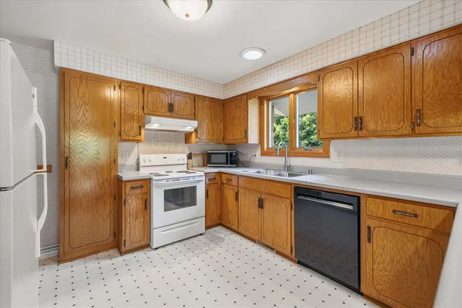 3713 Highcliff Ct, Sheboygan, WI 53083 - #3