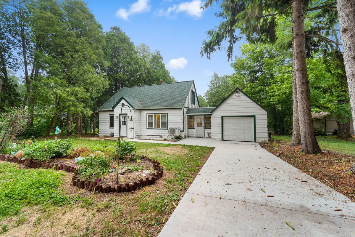 1900 Edgewater Dr Dr, Grafton, WI 53024 - #1
