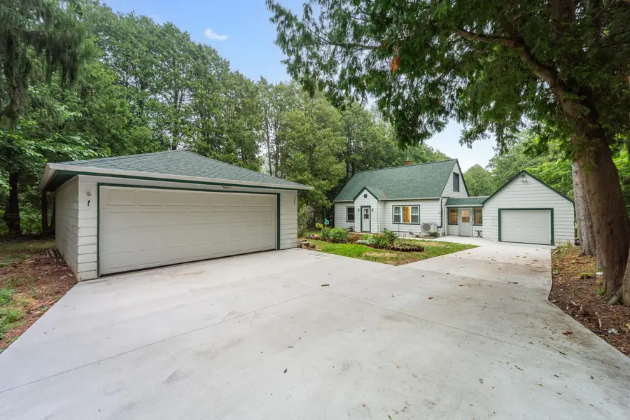 1900 Edgewater Dr Dr, Grafton, WI 53024 - #2