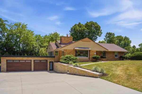 3580 Sunny Crest Dr, Brookfield, WI 53005