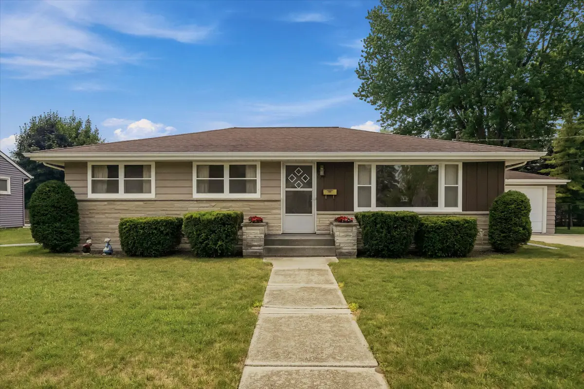 809 New York Ave, Oostburg, WI 53070 - #1