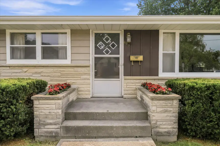 809 New York Ave, Oostburg, WI 53070 - #2