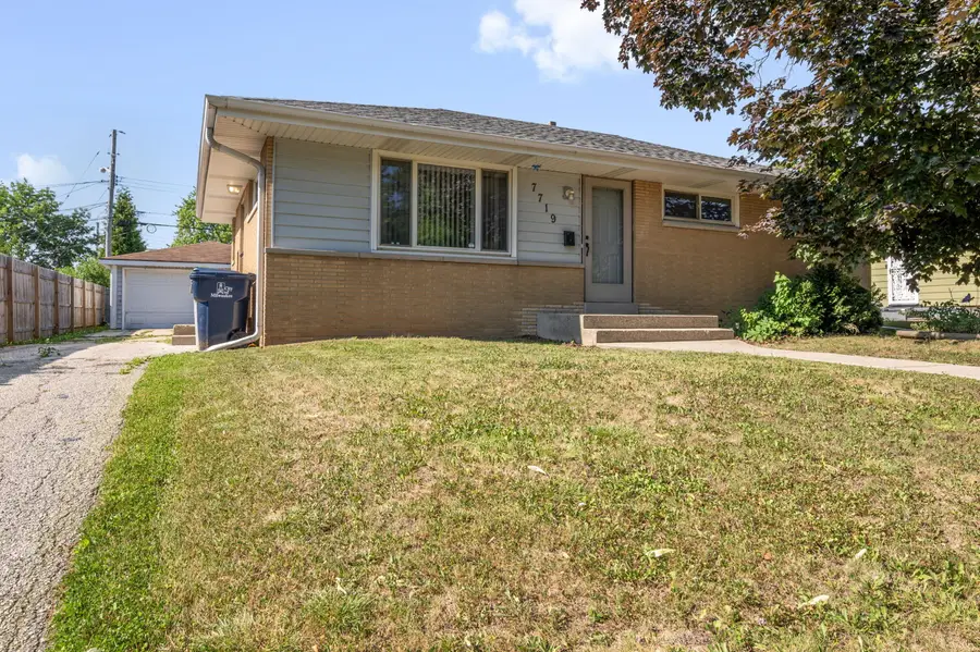 7719 W Winfield Ave, Milwaukee, WI 53218 - #2