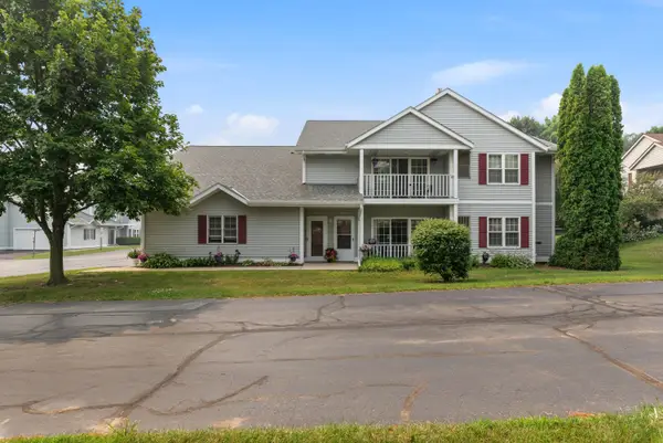 191 Bur Oak Ln, Grafton, WI 53024