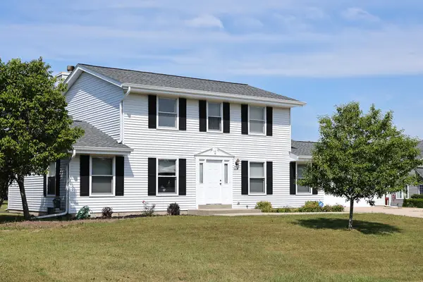 8795 S Lizanne Dr, Oak Creek, WI 53154