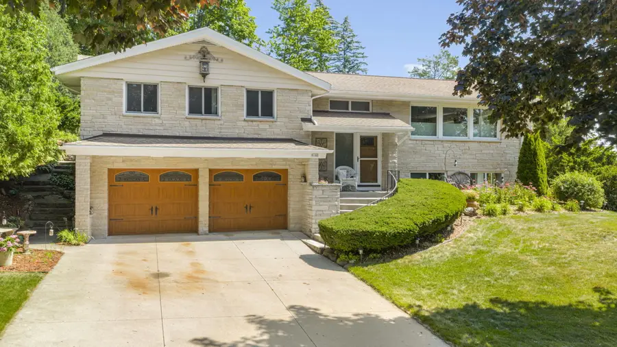 818 Badger Ln E, West Bend, WI 53095 - #2