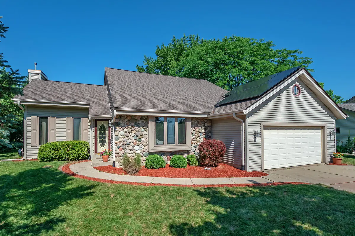 1716 Erin Ln, Waukesha, WI 53188 - #1