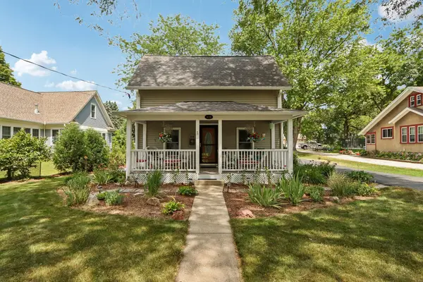 518 E Capitol Dr, Hartland, WI 53029