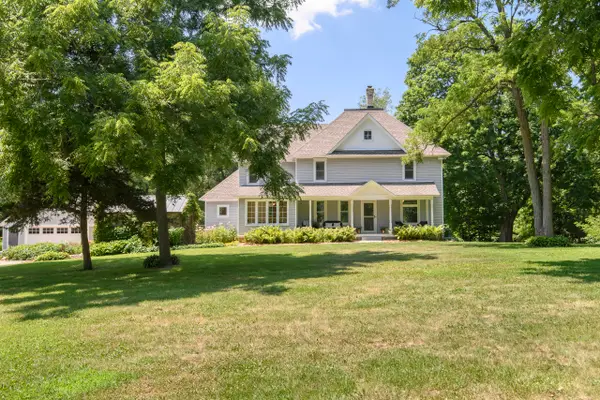 W247S8375 Stonehill Dr, Vernon, WI 53149