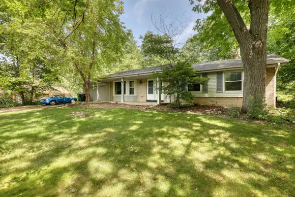 N52W21868 Virginia Ln, Menomonee Falls, WI 53051