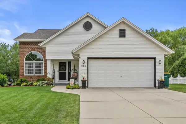 905 E Twin Oaks Dr, Oak Creek, WI 53154