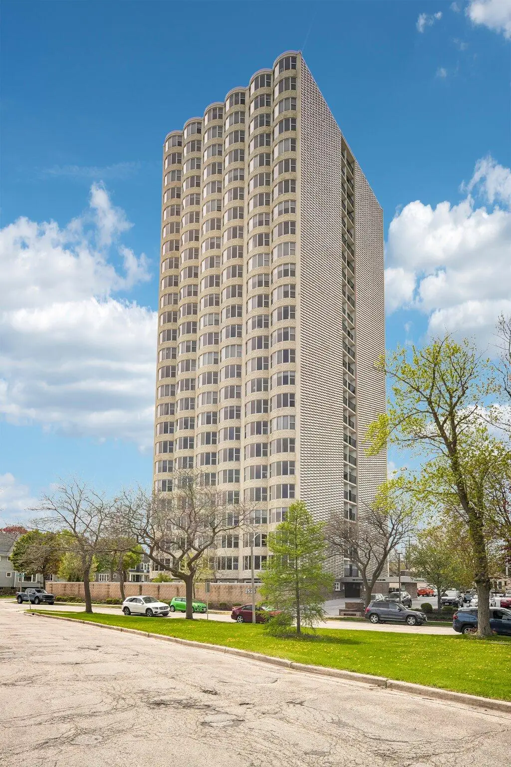 2525 S Shore Dr, Milwaukee, WI 53207 - #1