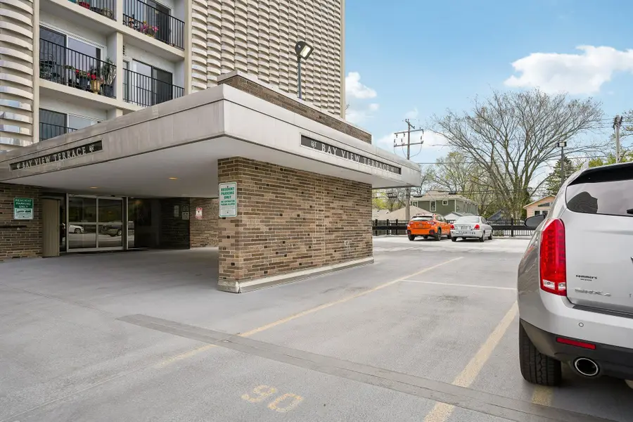 2525 S Shore Dr, Milwaukee, WI 53207 - #3
