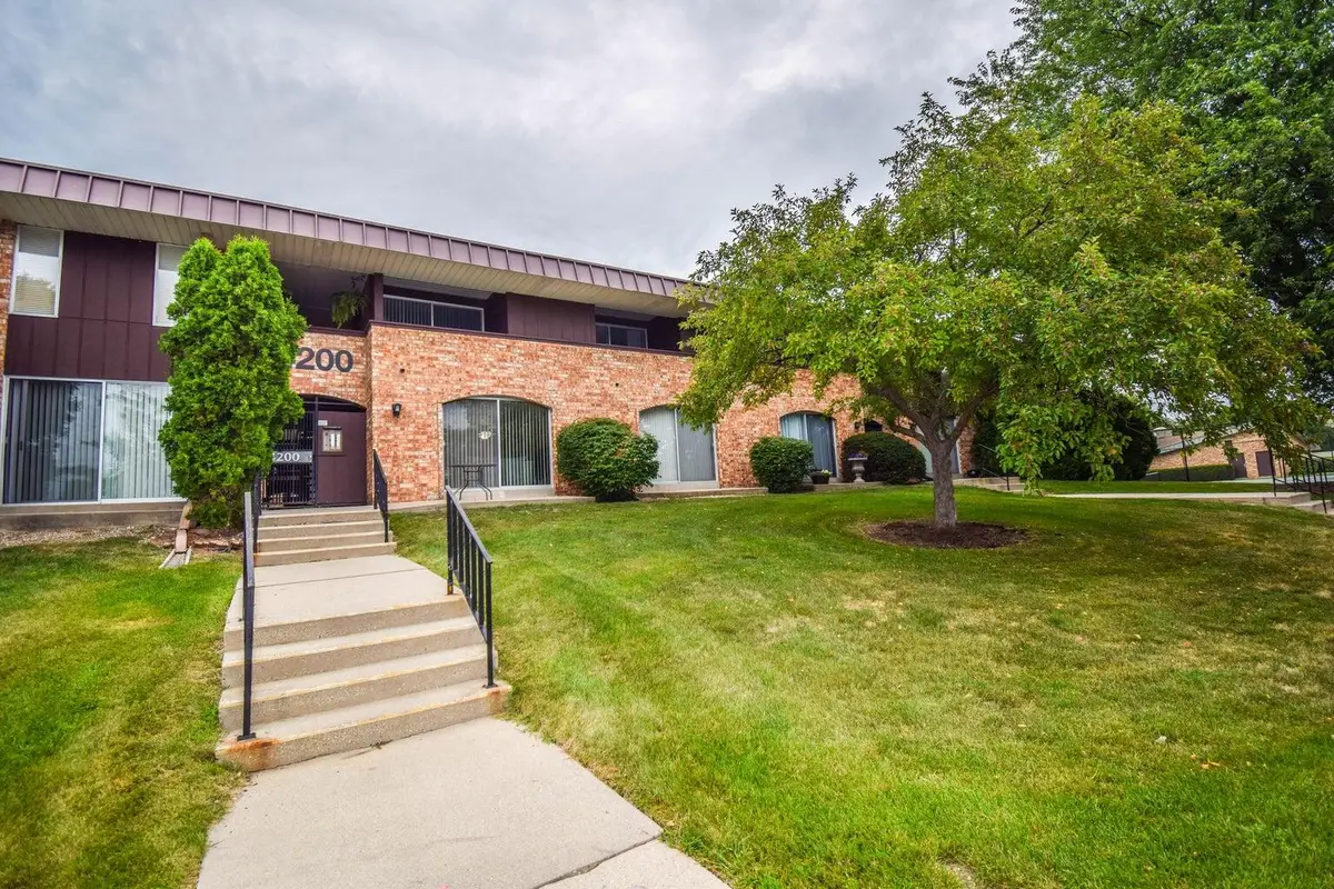4200 W Rivers Edge Cir, Milwaukee, WI 53209 - #1
