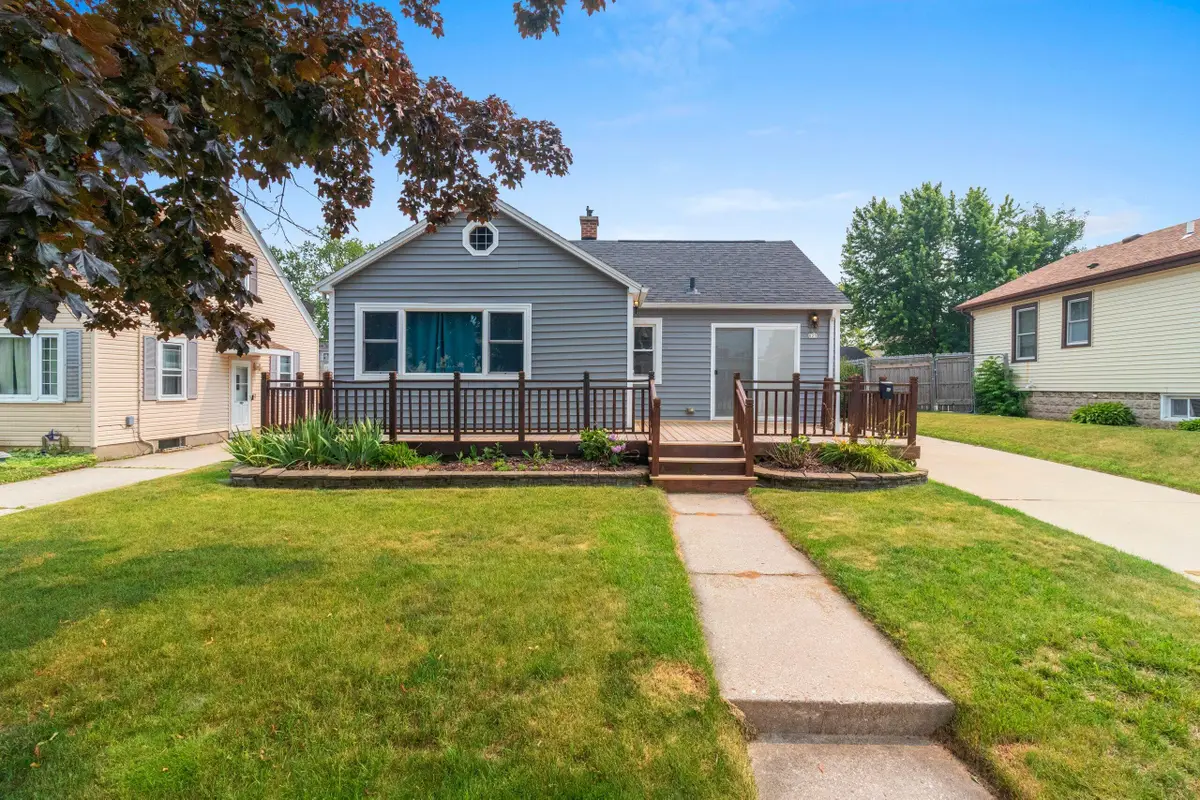 825 Summit St, Manitowoc, WI 54220 - #1