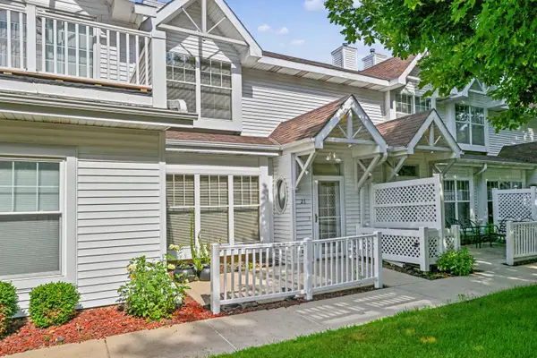 6235 S Creekside Dr, Cudahy, WI 53110