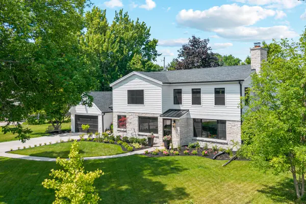 7137 N Santa Monica Blvd, Fox Point, WI 53217