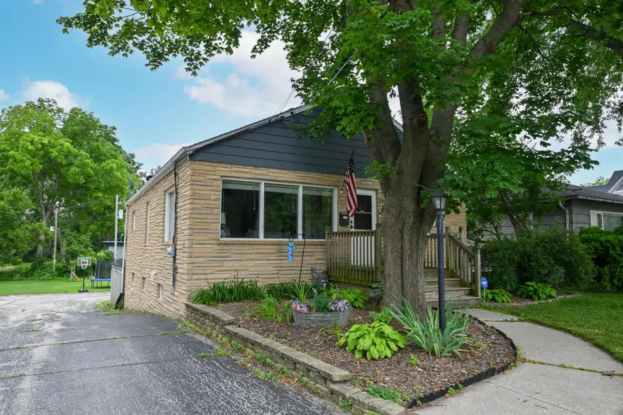 246 North Ave, Hartland, WI 53029 - #3