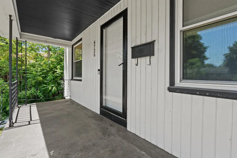 4726 W Eggert Pl, Milwaukee, WI 53218 - #3
