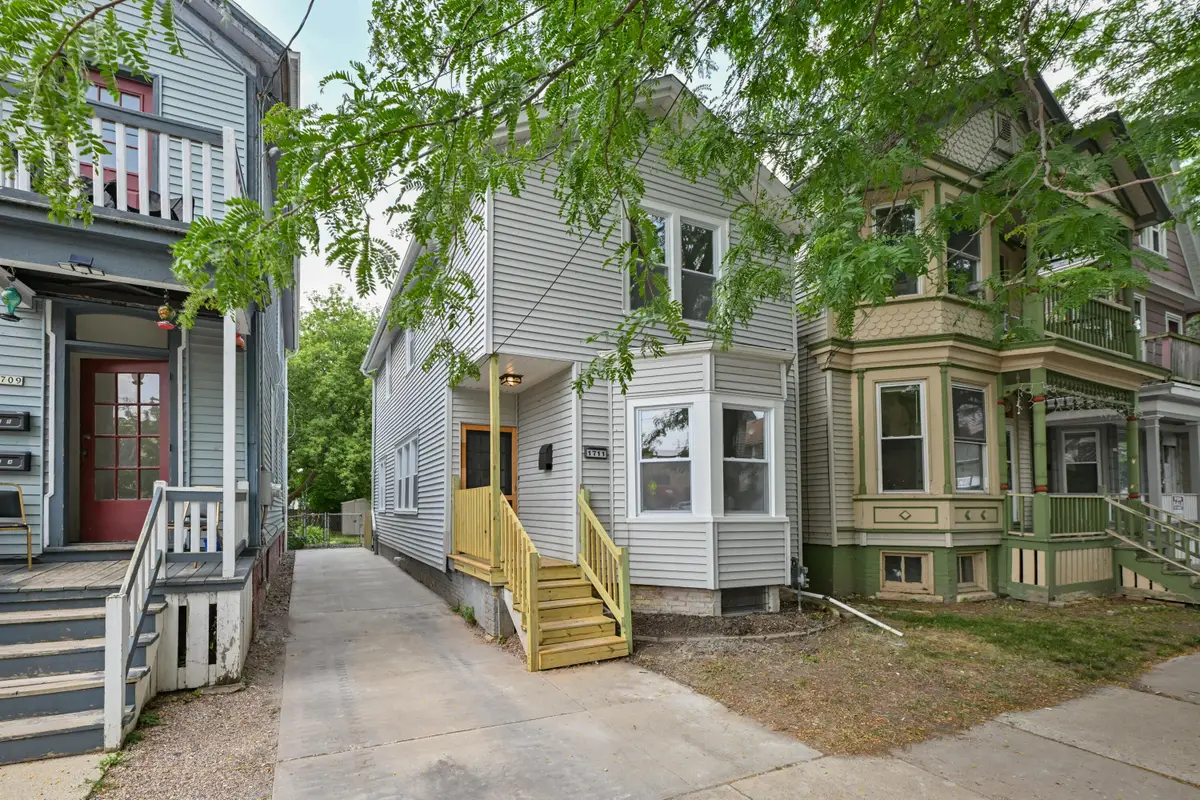1711 N Astor St, Milwaukee, WI 53202 - #1