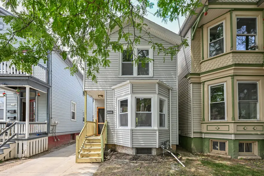 1711 N Astor St, Milwaukee, WI 53202 - #2
