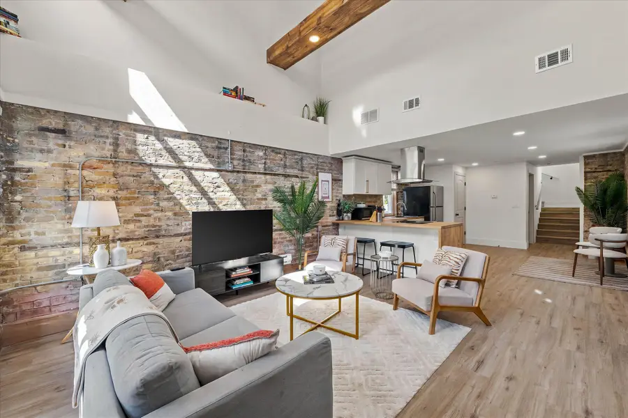 1850 N Warren Ave, Milwaukee, WI 53202 - #2