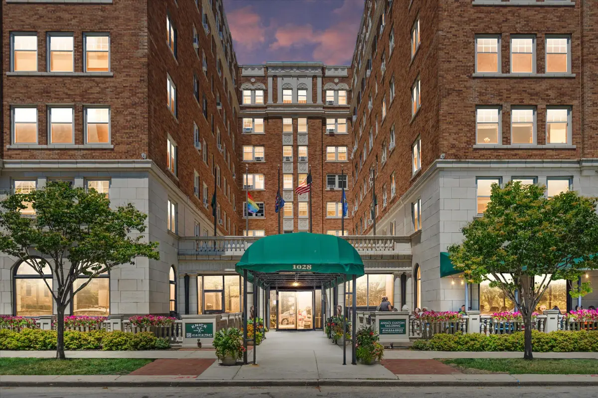 1028 E Juneau Ave, Milwaukee, WI 53202 - #1