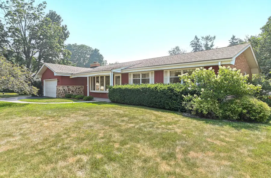 18571 W Hillcrest Dr, New Berlin, WI 53146 - #2