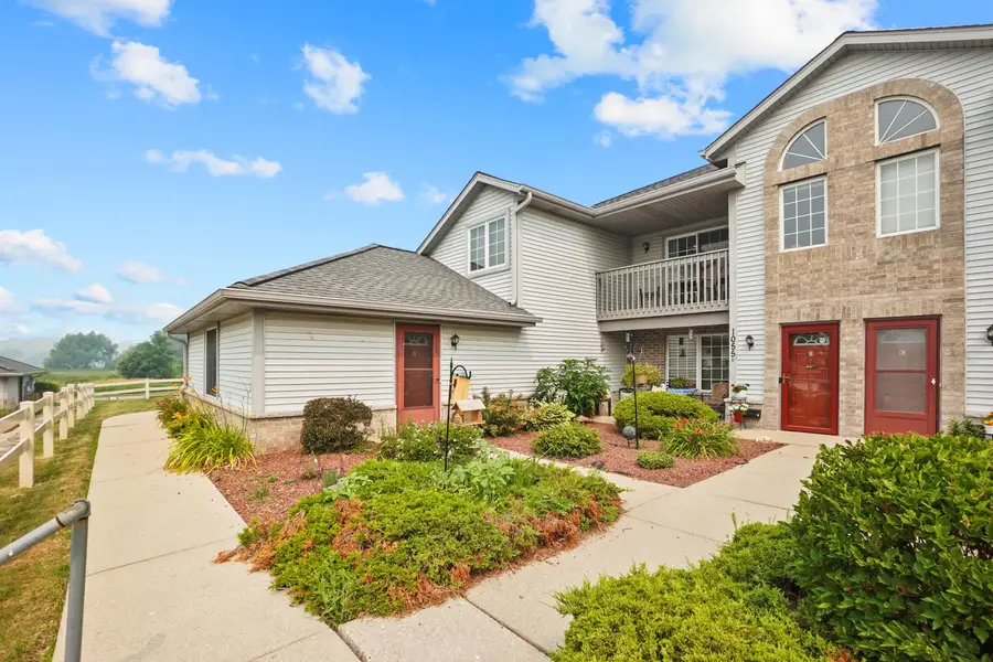 1055 Quinlan Dr, Pewaukee, WI 53072 - #2