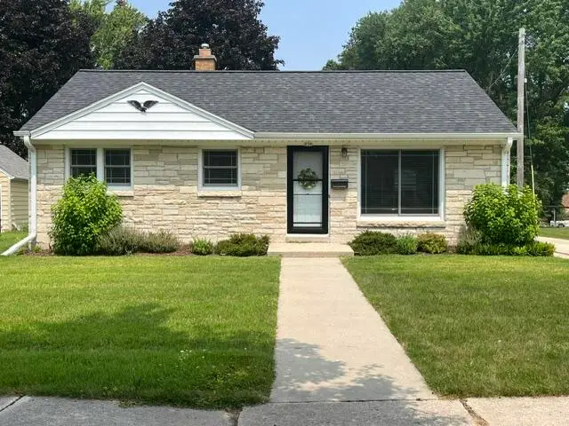 238 Lincoln Dr N, West Bend, WI 53095 - #1