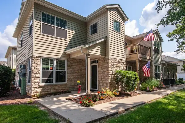 N16W26443 Meadowgrass Cir, Pewaukee, WI 53072