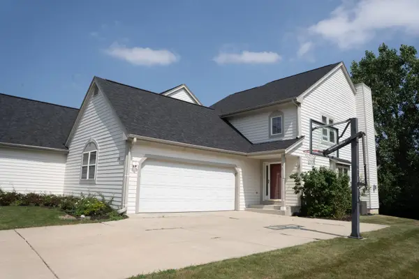 N48W16103 Lone Oak Ln, Menomonee Falls, WI 53051