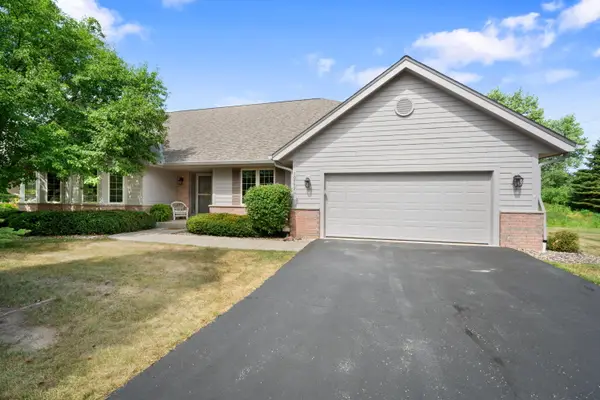 10752 N Oxford Ct, Mequon, WI 53092