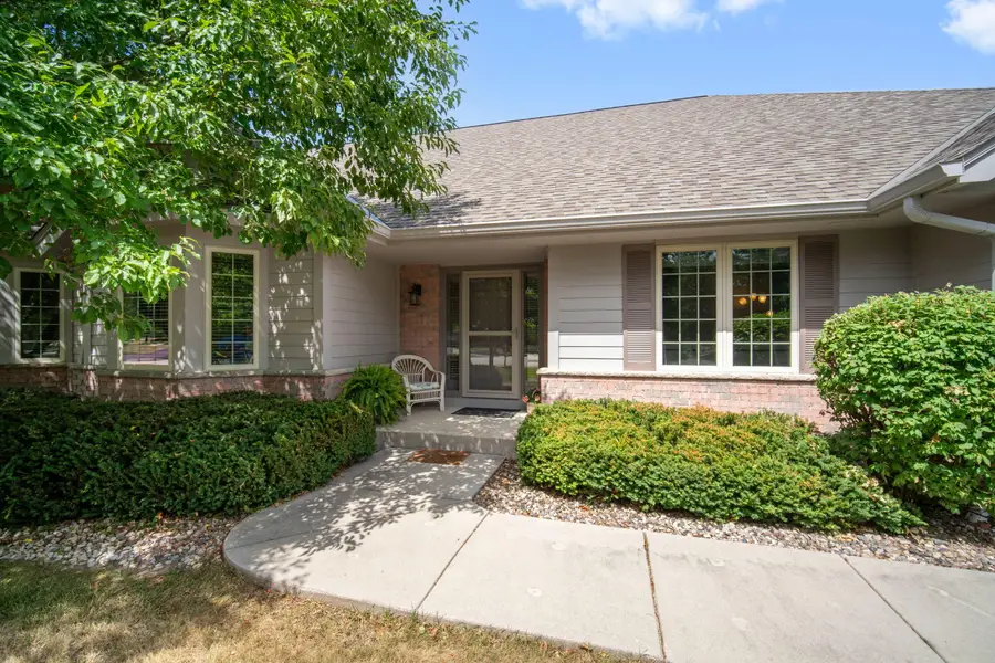 10752 N Oxford Ct, Mequon, WI 53092 - #2