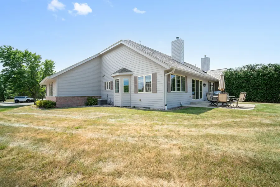 10752 N Oxford Ct, Mequon, WI 53092 - #3