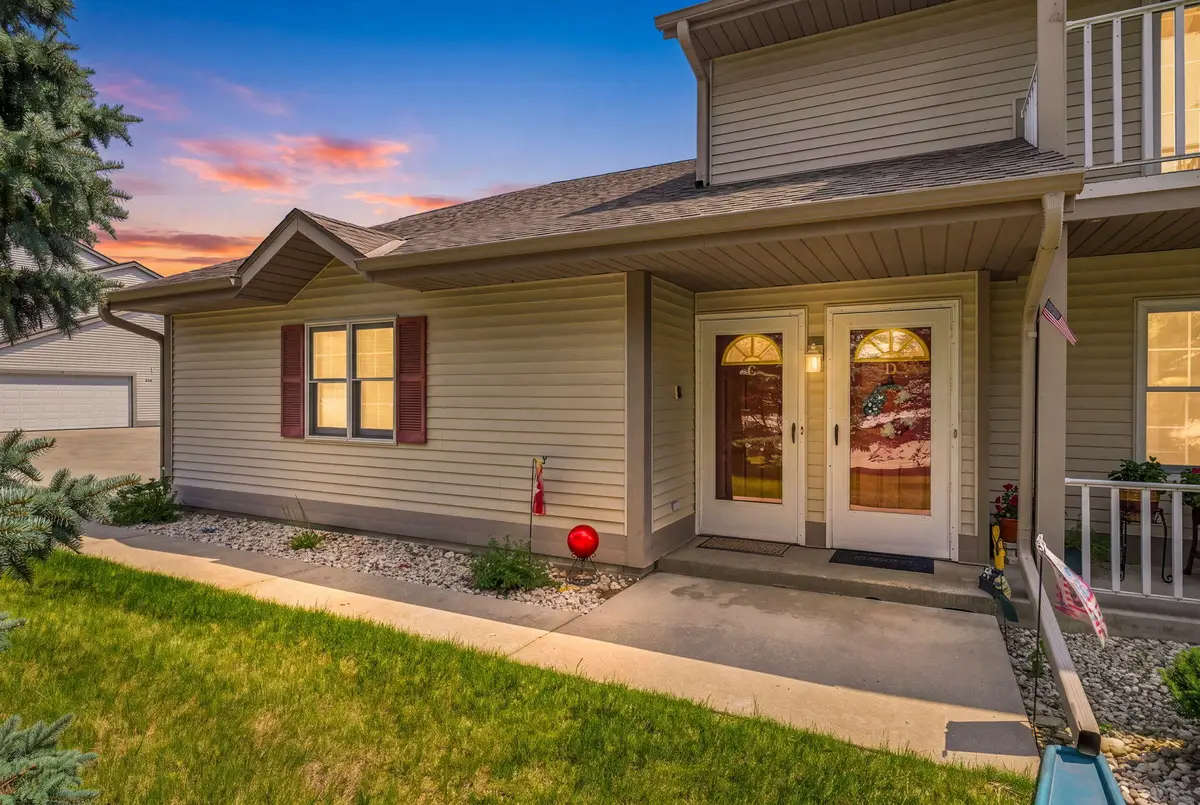 820 Devonshire Ln, West Bend, WI 53090 - #1