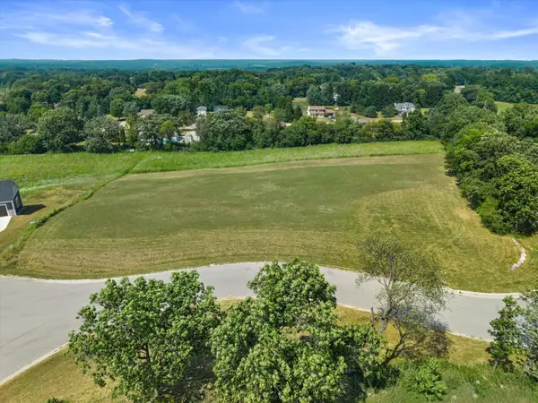 S59W29914 Aces Ct, Genesee, WI 53189