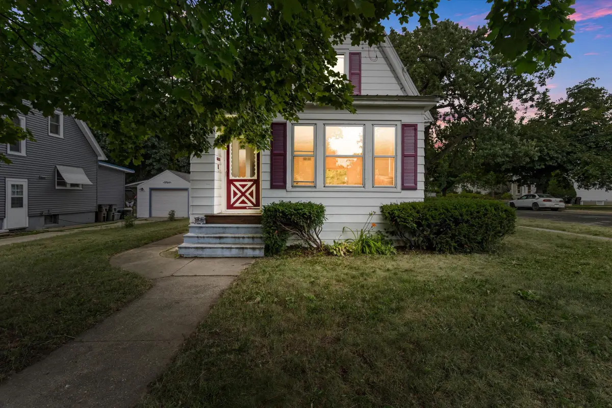 437 Mccomb St, Fort Atkinson, WI 53538 - #1
