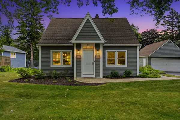 202 S Highland Ave, Thiensville, WI 53092