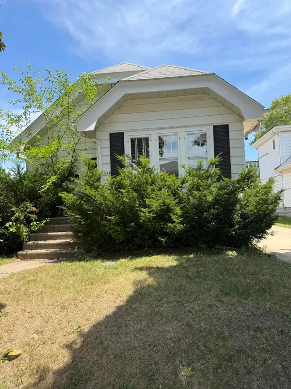 1944 S 89th St, West Allis, WI 53227