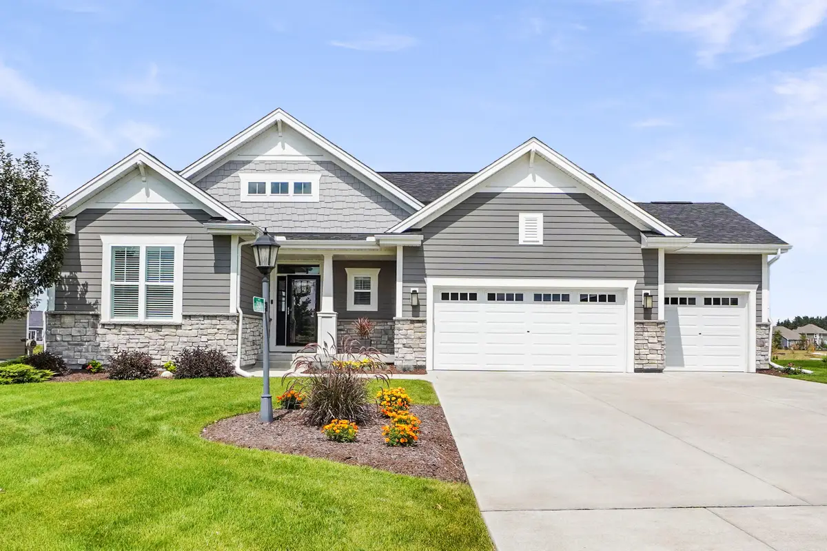 2929 Mendota Dr, Oconomowoc, WI 53066 - #1