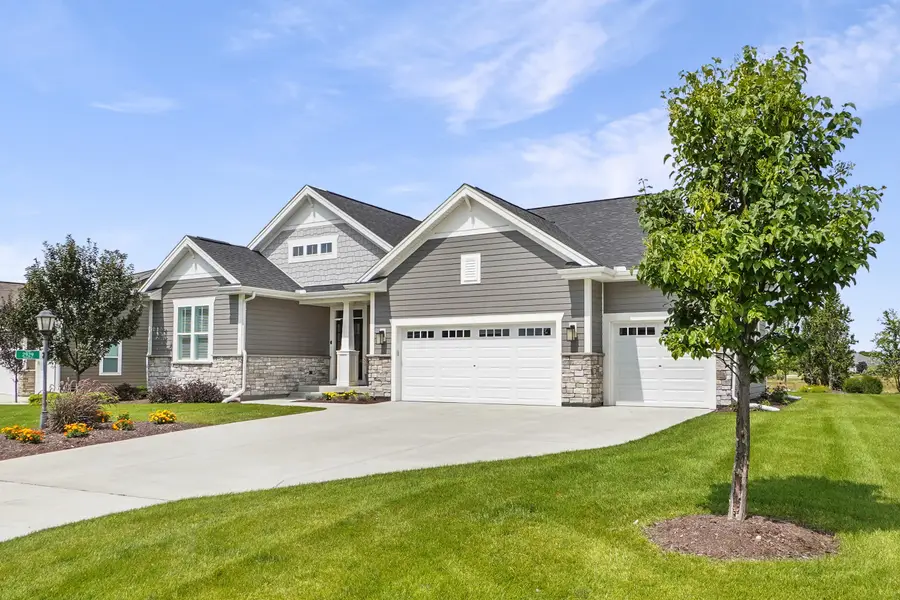 2929 Mendota Dr, Oconomowoc, WI 53066 - #2