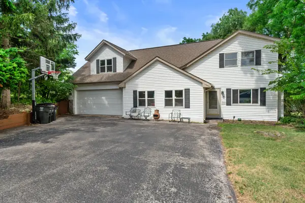 W271N2641 Pear Tree Ln, Pewaukee, WI 53072