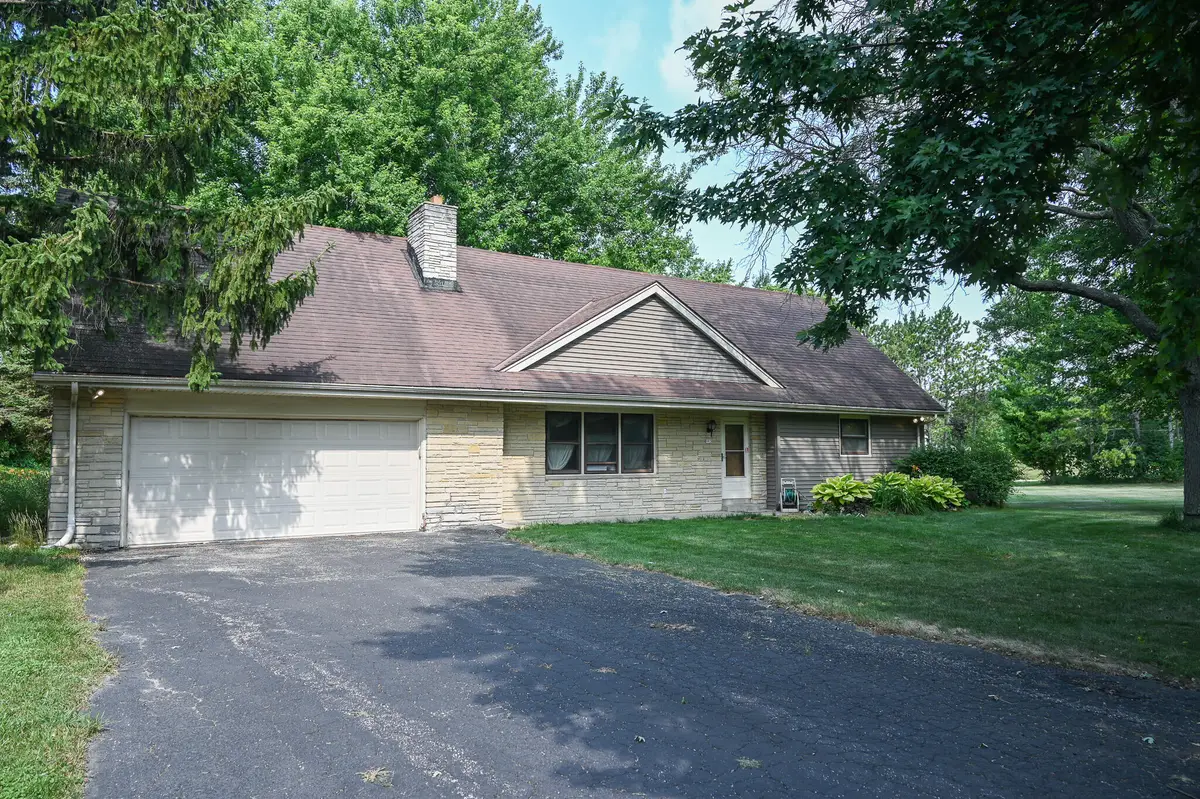 993 Middle Ridge Dr, Hubertus, WI 53033 - #1