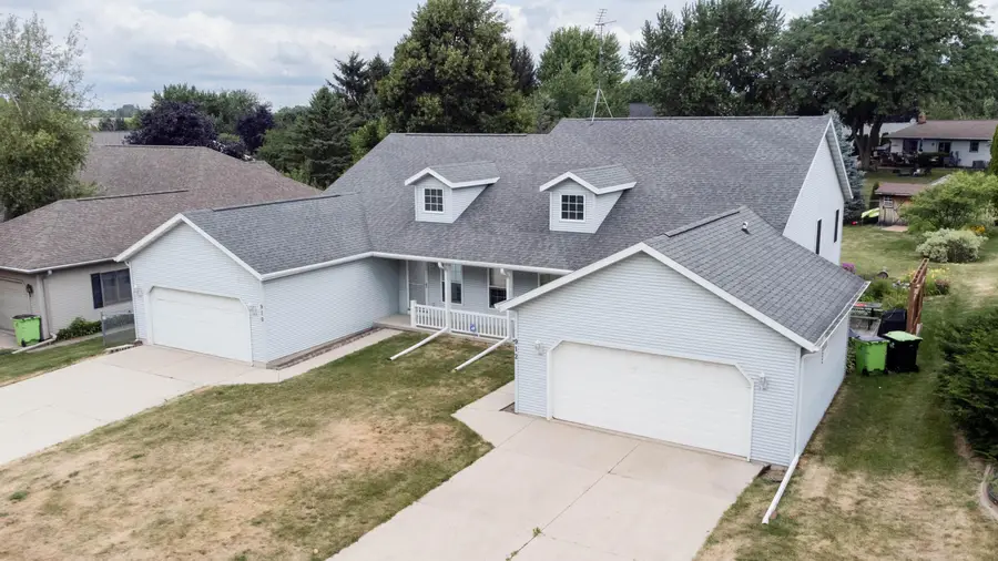 910 Prospect Ave, Beaver Dam, WI 53916 - #3